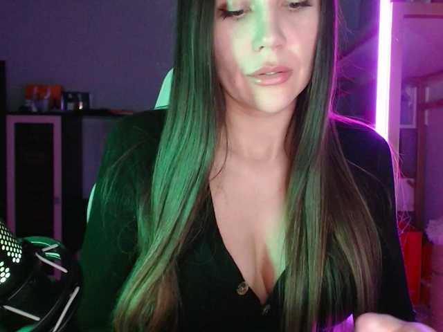 Accedi alla chat con il nickname QWEENII QWEENII