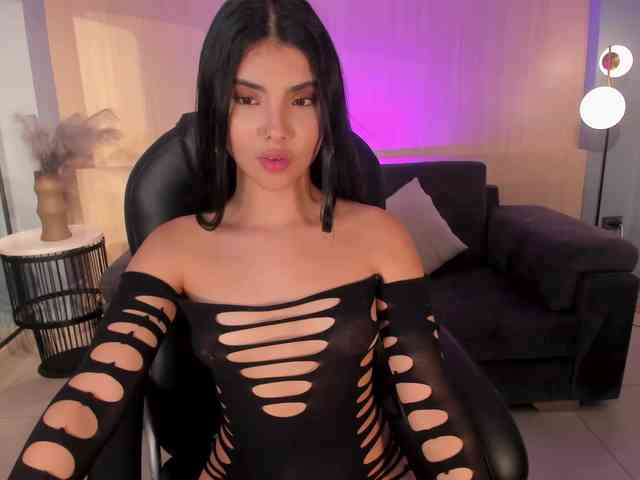MiaLaurence webcam