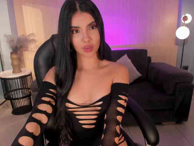 MiaLaurence webcam