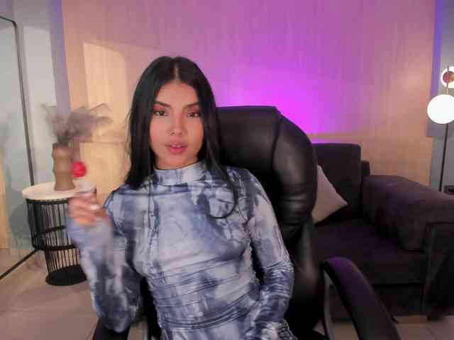 MiaLaurence webcam