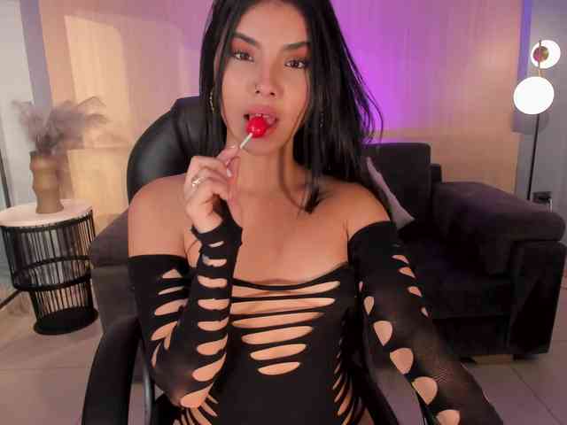 MiaLaurence webcam