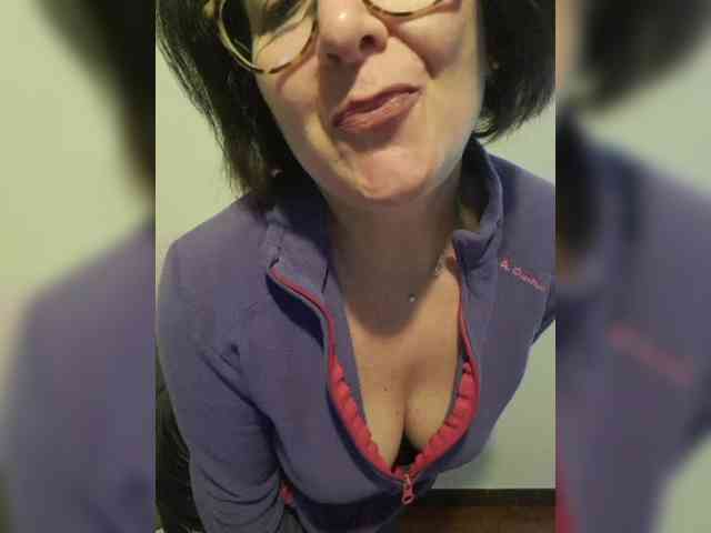 ElitalianMilf webcam