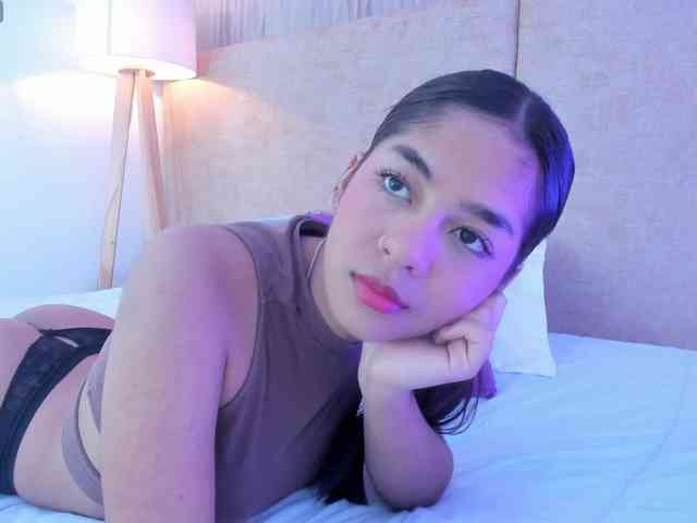 Kyraaa webcam