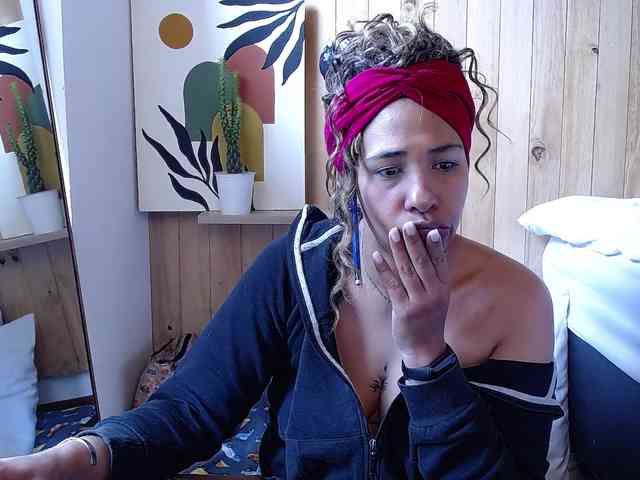 Ivonne-collins33 webcam