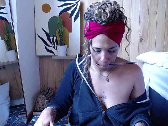 Ivonne-collins33 webcam