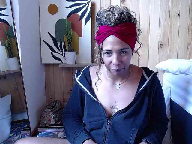 Ivonne-collins33 webcam