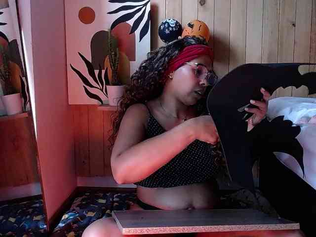 Ivonne-collins33 webcam