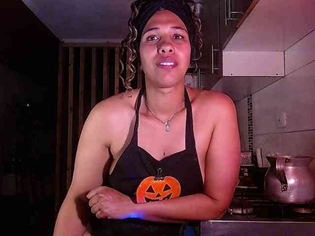 Ivonne-collins33 webcam