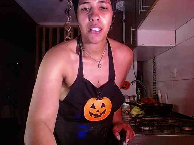 Ivonne-collins33 webcam