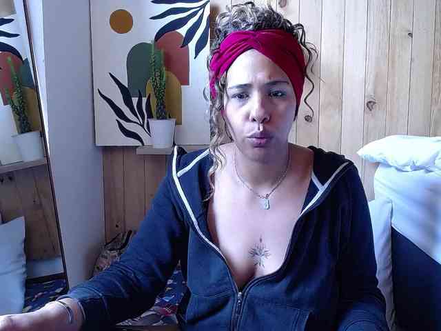 Ivonne-collins33 webcam