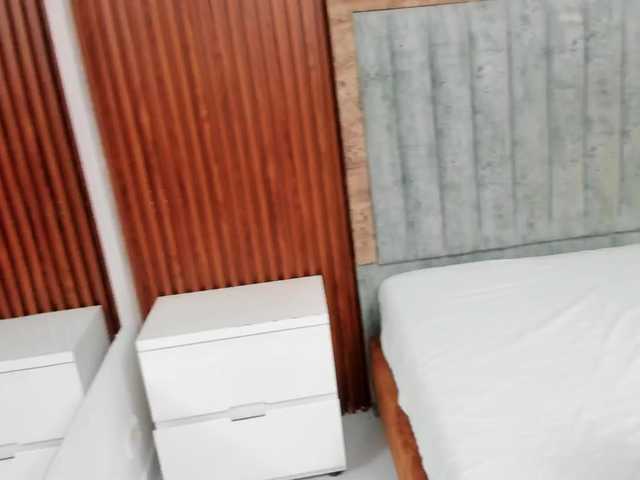 Selena-Jones webcam