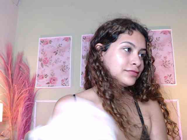 CurlyDani webcam