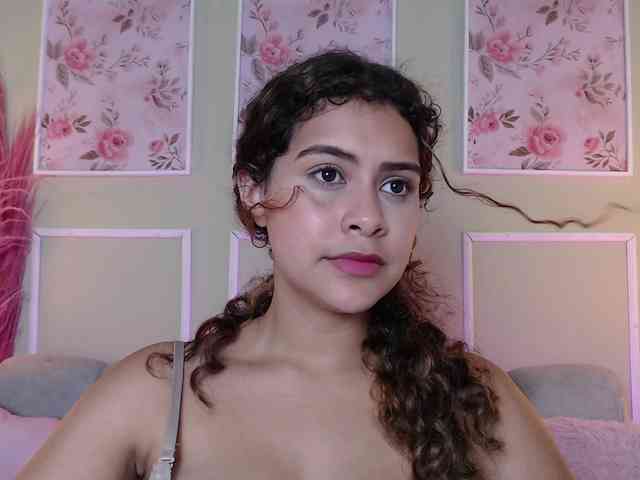 CurlyDani webcam
