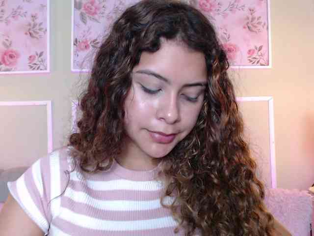 CurlyDani webcam