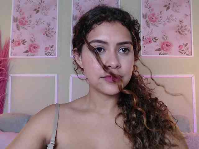 CurlyDani webcam