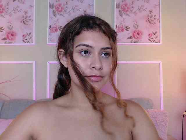 CurlyDani webcam
