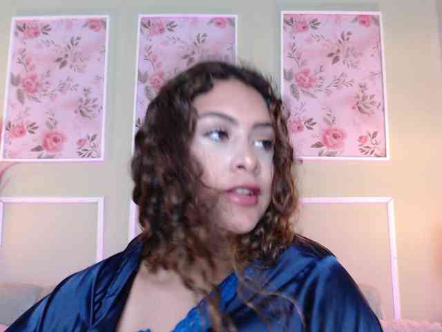 CurlyDani webcam