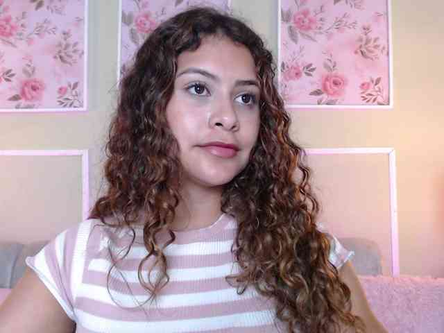 CurlyDani webcam