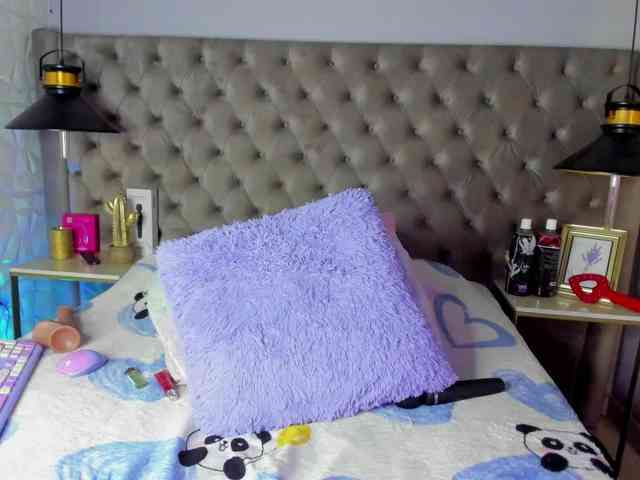 zoetaylorr1 webcam