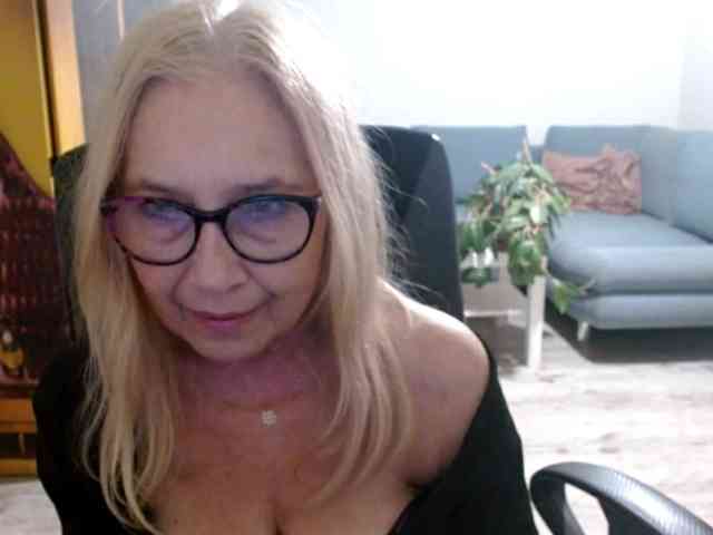 BlondeSofia webcam