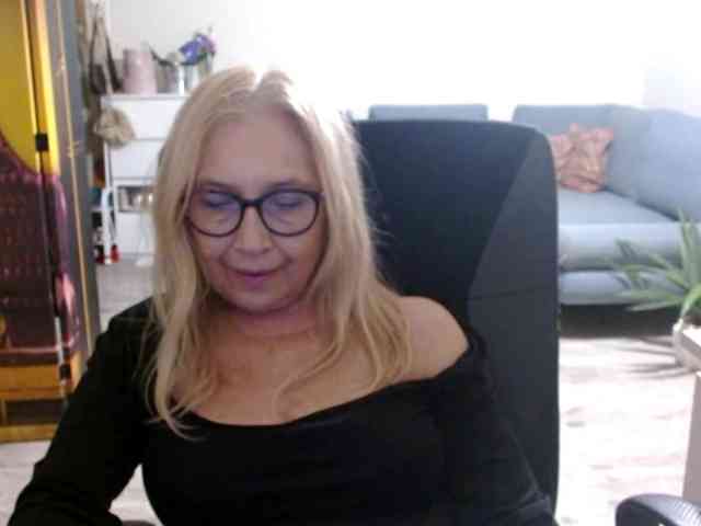 BlondeSofia webcam