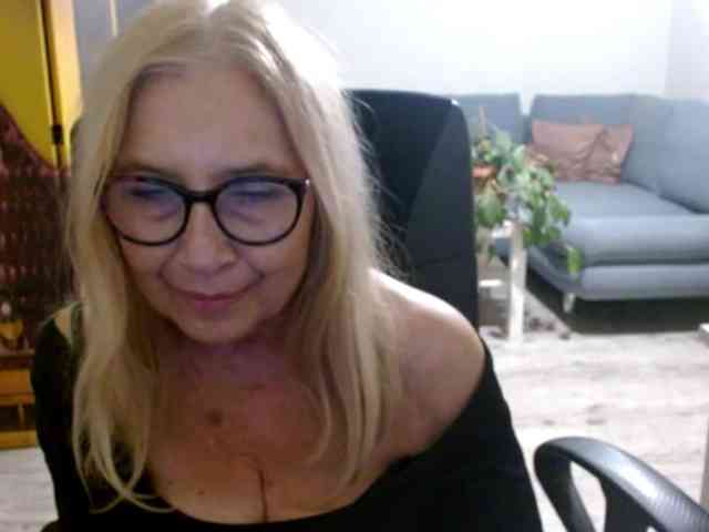 BlondeSofia webcam