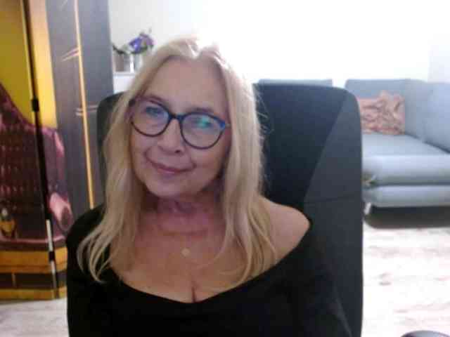 BlondeSofia webcam