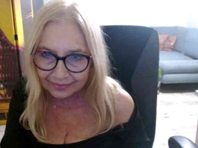BlondeSofia webcam