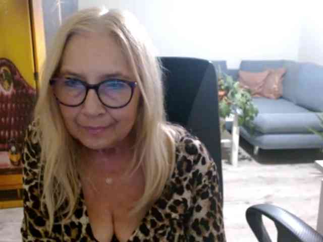 BlondeSofia webcam