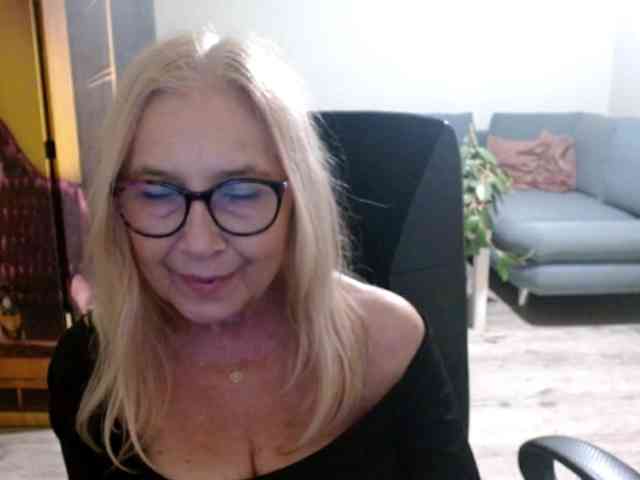 BlondeSofia webcam