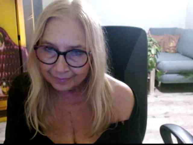 BlondeSofia webcam