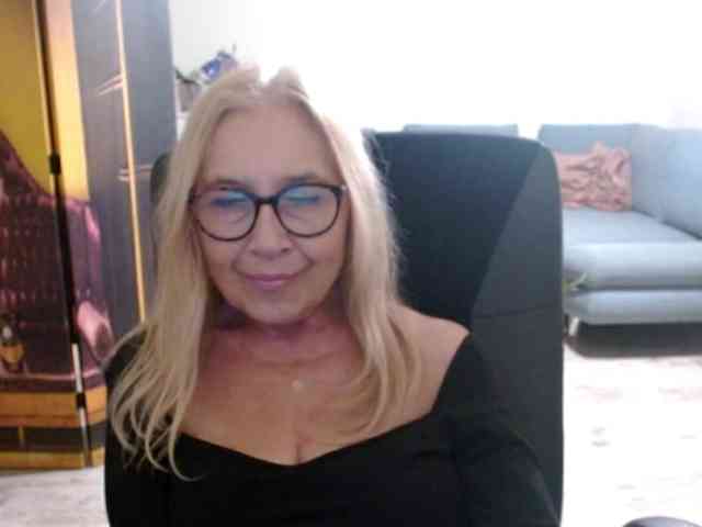 BlondeSofia webcam