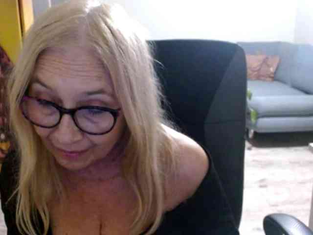 BlondeSofia webcam