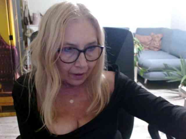 BlondeSofia webcam