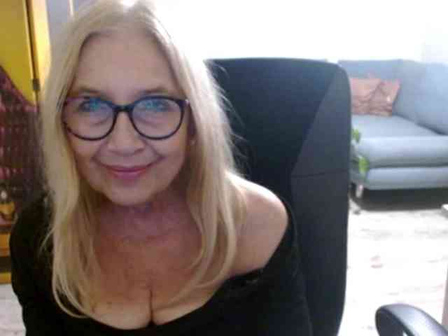 BlondeSofia webcam