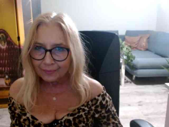 BlondeSofia webcam