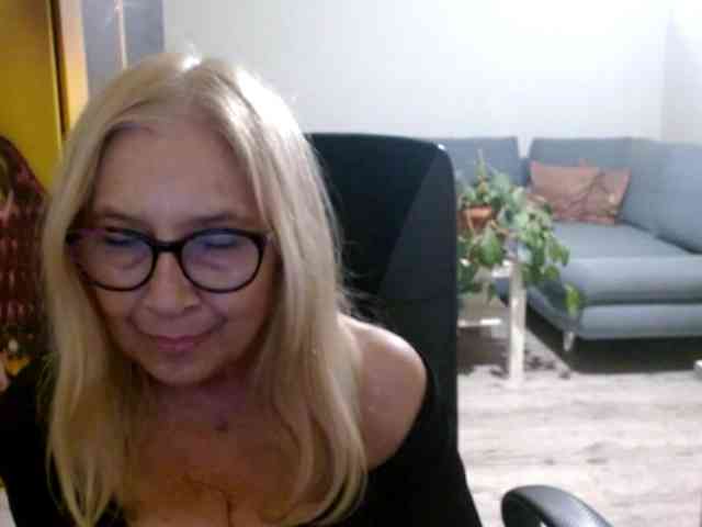 BlondeSofia webcam