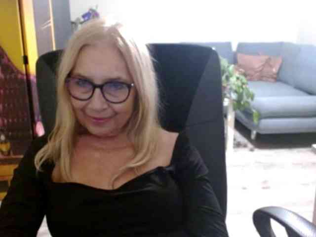 BlondeSofia webcam