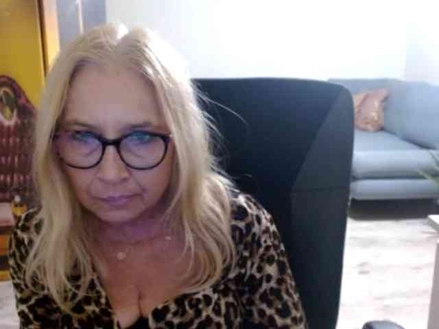 BlondeSofia webcam