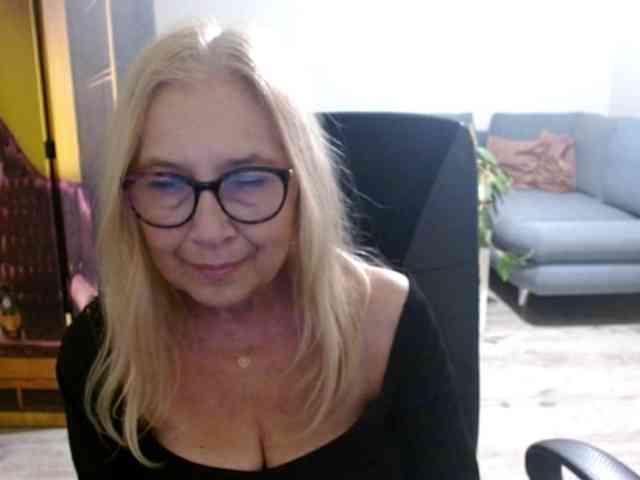 BlondeSofia webcam