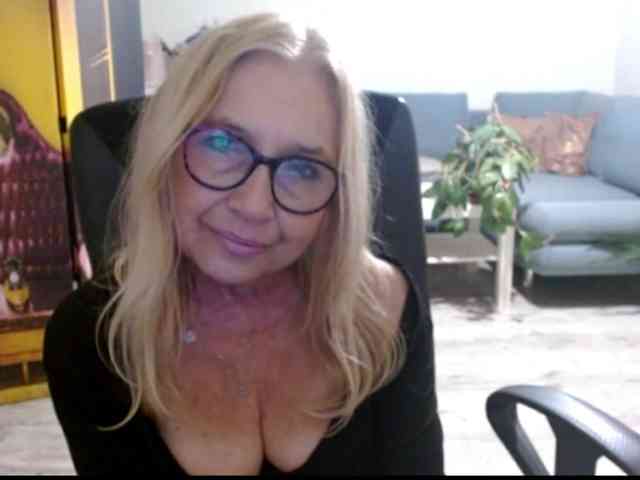 BlondeSofia webcam