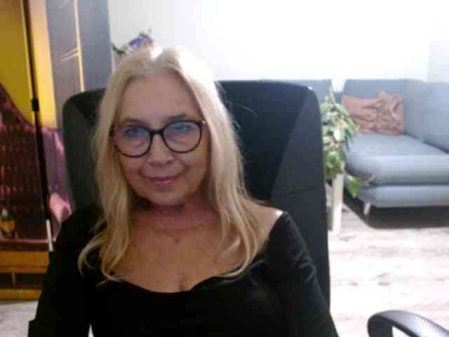 BlondeSofia webcam