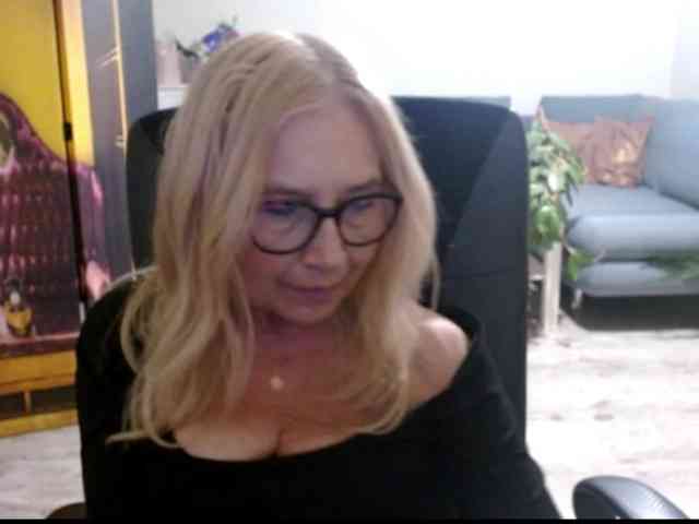 BlondeSofia webcam