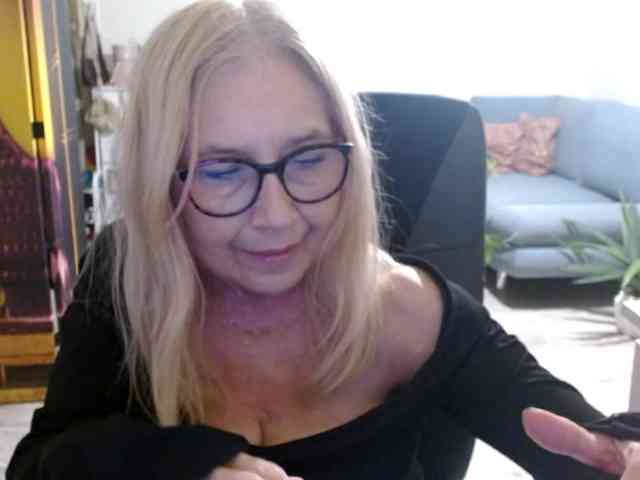 BlondeSofia webcam