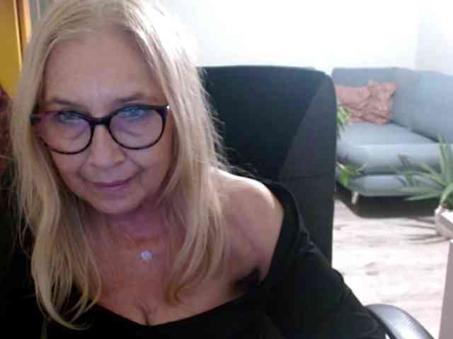 BlondeSofia webcam
