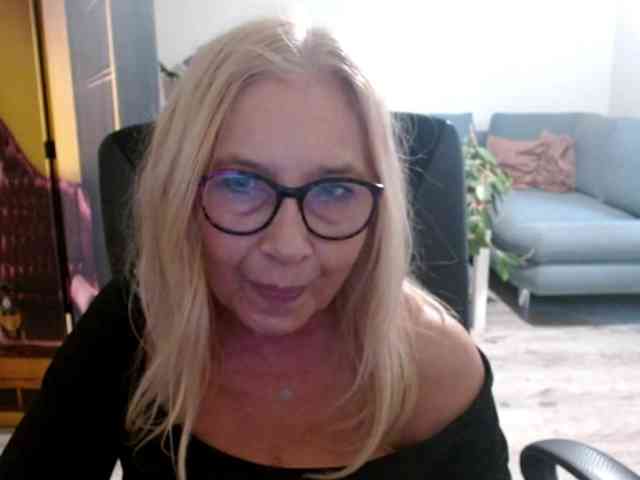 BlondeSofia webcam