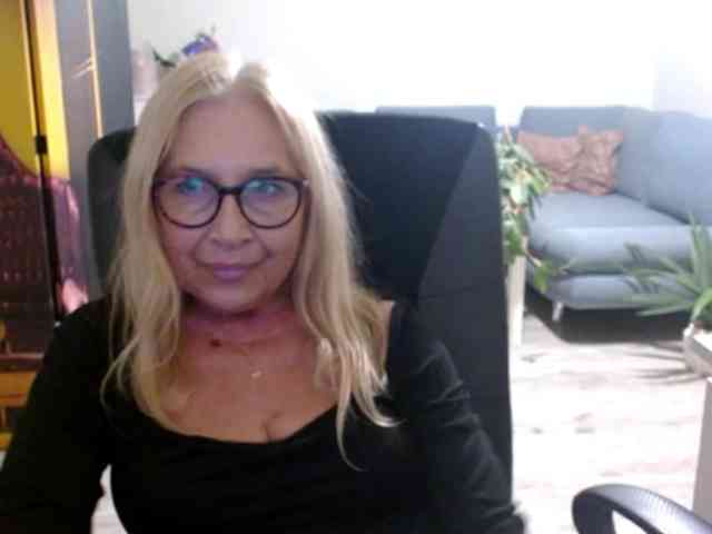 BlondeSofia webcam
