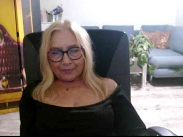 BlondeSofia webcam