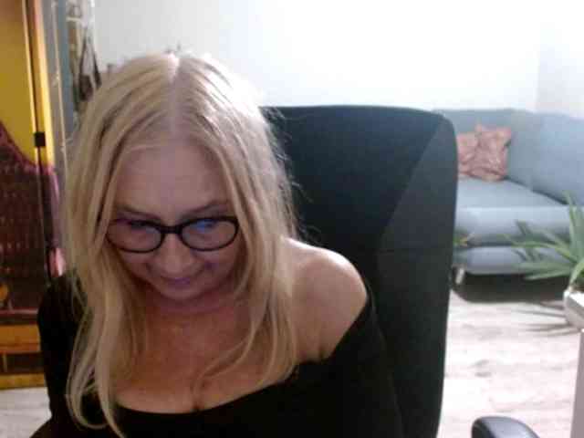 BlondeSofia webcam