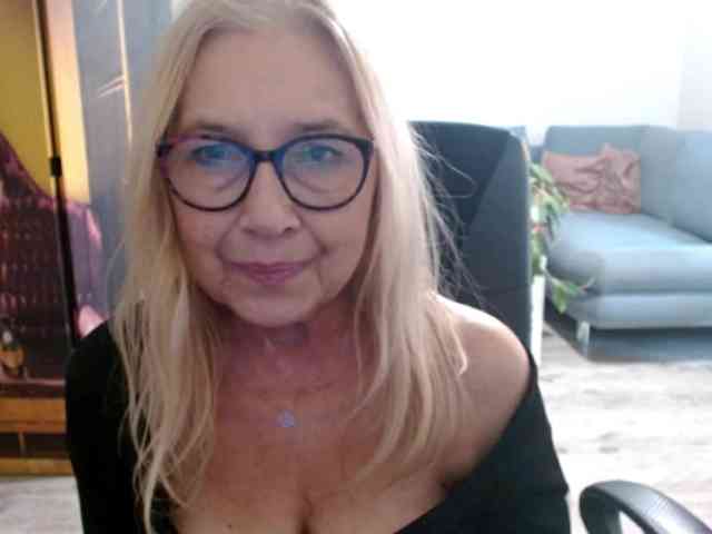 BlondeSofia webcam
